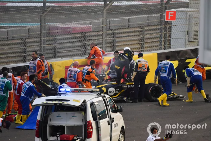 L'équipe médicale et les commissaires viennent en aident à Nico Hulkenberg, Renault Sport F1 Team R.S. 18 après son accident du premier tour
