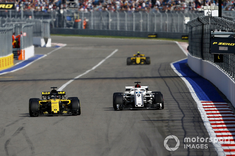 Nico Hulkenberg, Renault Sport F1 Team R.S. 18 ve Marcus Ericsson, Sauber C37