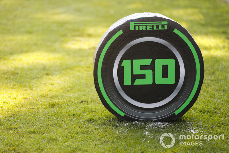 Un marcador de frenado Pirelli de 150 metros.