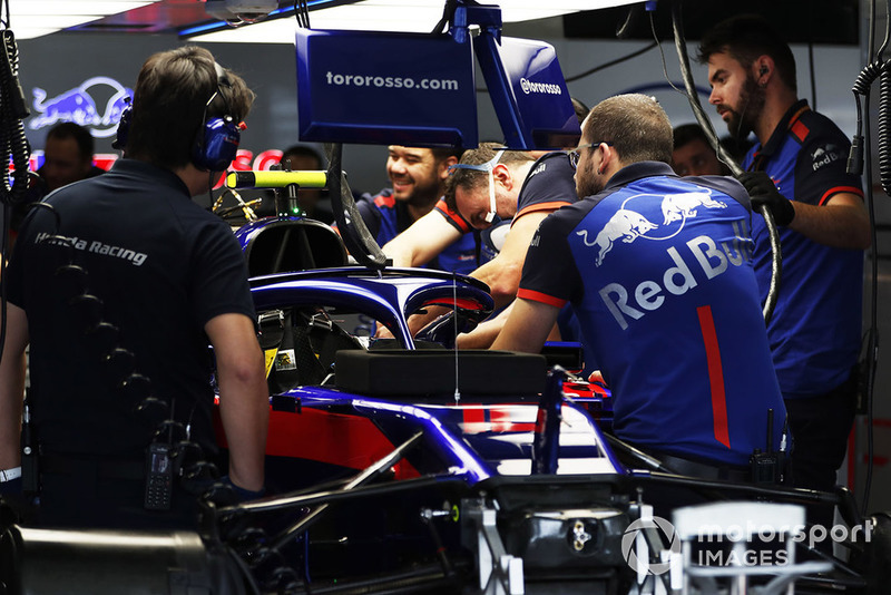 Mechanics work on the car of Pierre Gasly, Scuderia Toro Rosso STR13 in the garage