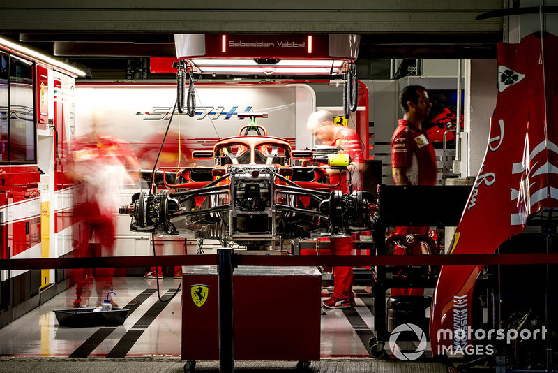 Los ingenieros trabajan en el auto de Sebastian Vettel, Ferrari SF71H, en el garaje