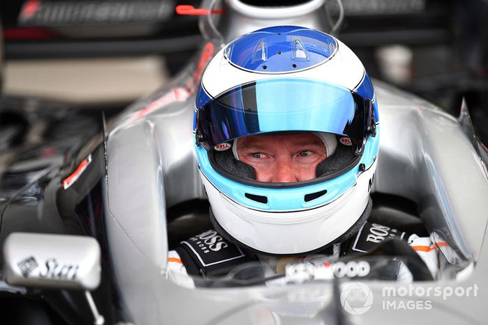 Mika Hakkinen, McLaren MP4-13 en Leyendas F1 30 Aniversario vuelta de Demostración