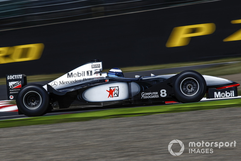 Mika Hakkinen, McLaren MP4-13 lors des Legends F1 30th Anniversary Lap Demonstration