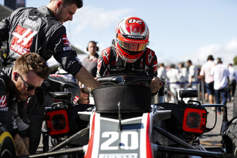 Kevin Magnussen, Haas F1 Team, arrives on the grid