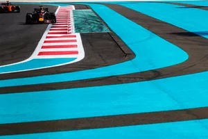Daniel Ricciardo, Red Bull Racing RB14, voor Fernando Alonso, McLaren MCL33