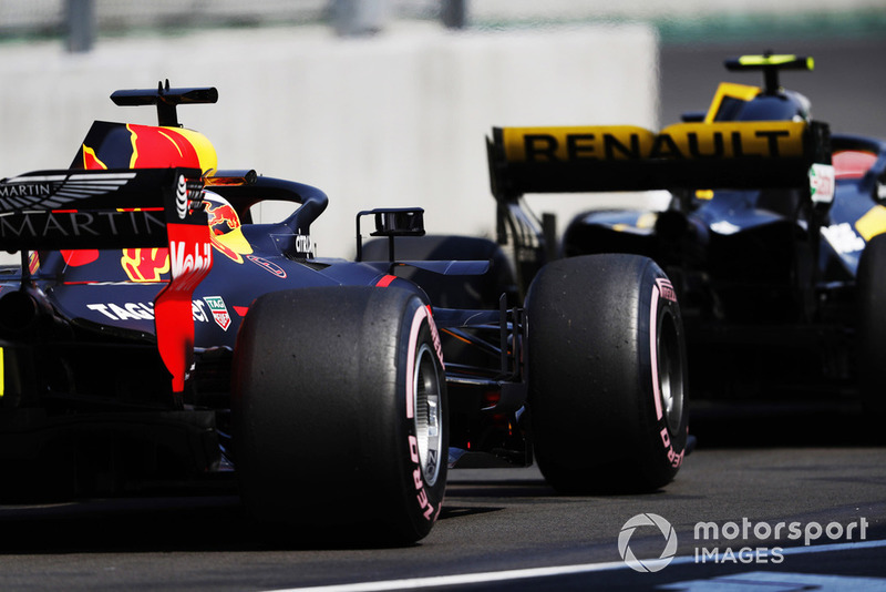 Daniel Ricciardo, Red Bull Racing RB14, suit Carlos Sainz Jr, Renault Sport F1 Team, dans la voie des stands