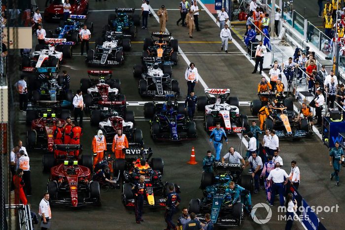 Mecánicos con sus coches en el Parc Ferme