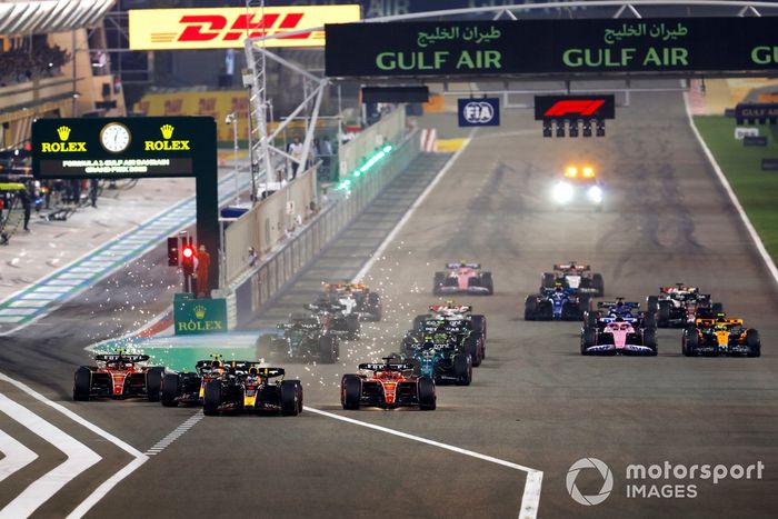 Max Verstappen, Red Bull Racing RB19, Charles Leclerc, Ferrari SF-23, Carlos Sainz, Ferrari SF-23, Sergio Pérez, Red Bull Racing RB19, el resto de la parrilla en la salida.