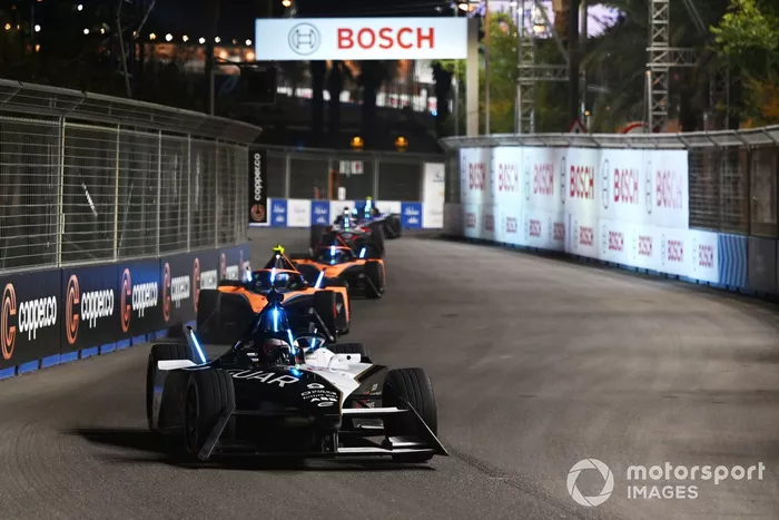Mitch Evans, Jaguar Racing , Jaguar I-TYPE 6, Jake Hughes, McLaren, e-4ORCE 04, Rene Rast, NEOM McLaren Formula E Team, e-4ORCE 04