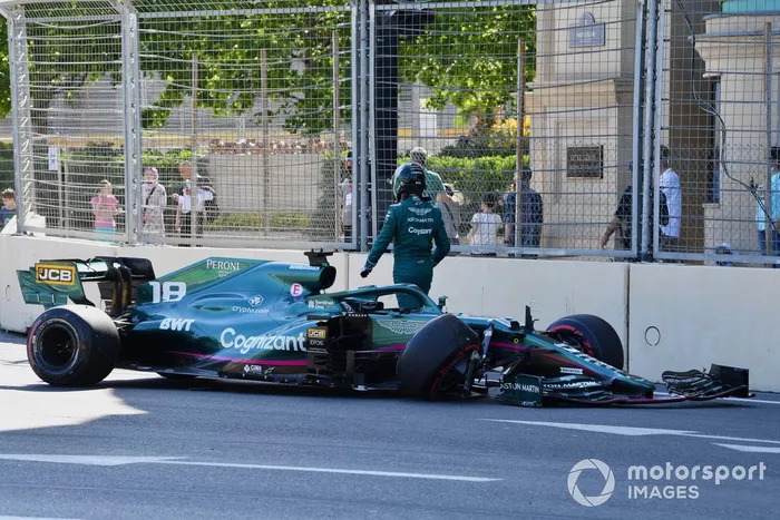 Lance Stroll, Aston Martin AMR21, se aleja de su coche tras chocar con el muro