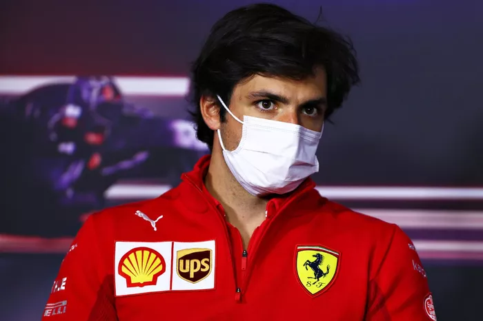 Carlos Sainz Jr., Ferrari durante la conferencia de prensa