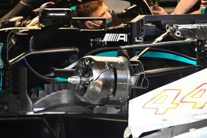 Detalle del conducto de freno delantero del Mercedes W12