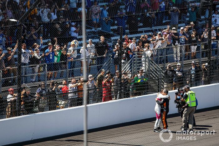 Ganador Helio Castroneves, Meyer Shank Racing Honda celebra con Juan Pablo Montoya, Arrow McLaren SP Chevrolet