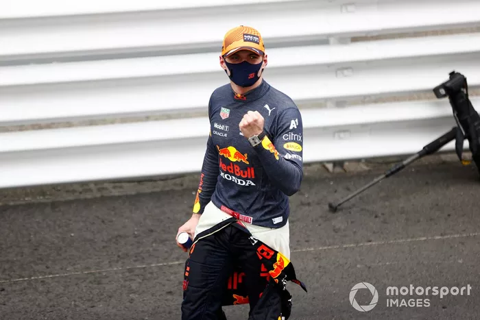Ganador Max Verstappen, Red Bull Racing, celebra en Parc Ferme