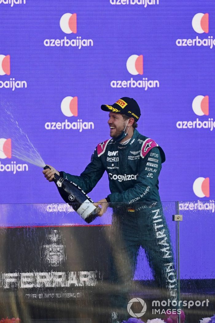Podio: segundo lugar Sebastian Vettel, Aston Martin