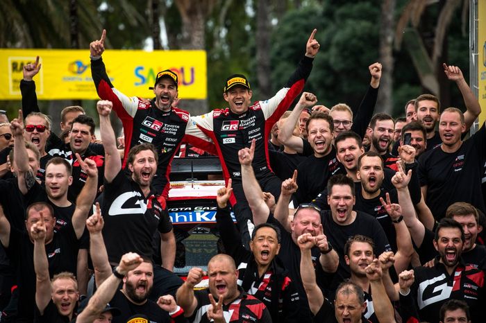 Ganadores Sebastien Ogier, Benjamin Veillas, Toyota Gazoo Racing WRT Toyota GR Yaris Rally1 con el equipo