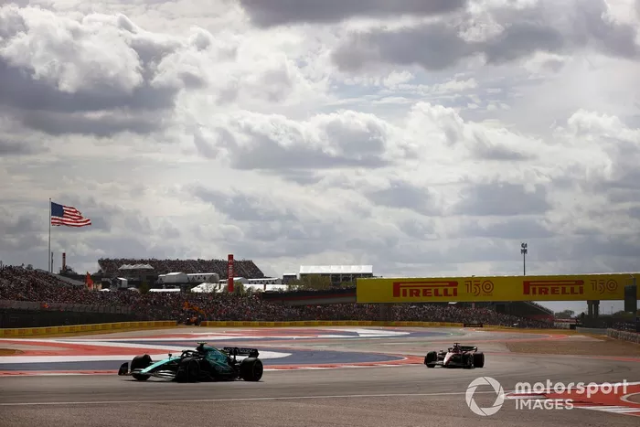 Sebastian Vettel, Aston Martin AMR22, Charles Leclerc, Ferrari F1-75