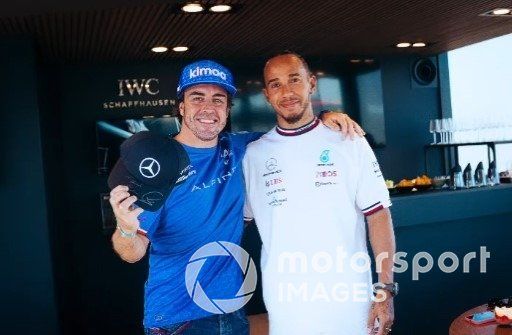 Alonso y Hamilton con la gorra de Mercedes