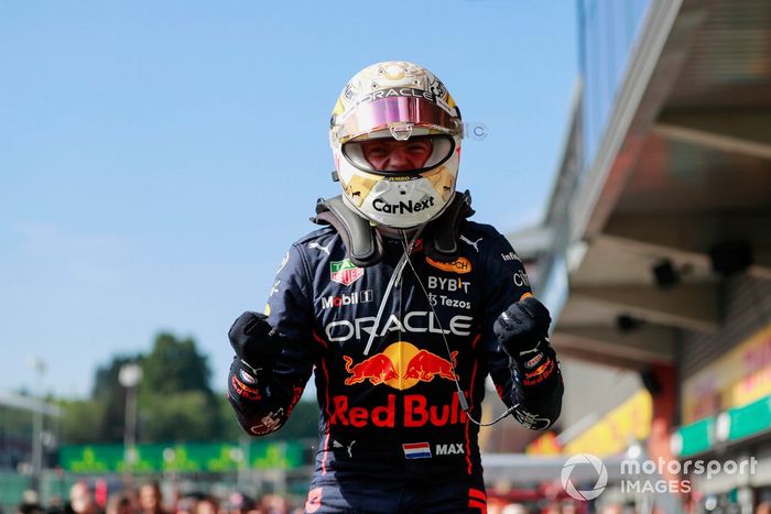 Ganador Max Verstappen, Red Bull Racing, celebra en el Parc Ferme