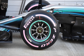 Mercedes-AMG F1 W09 front wheel and Pirelli tyre