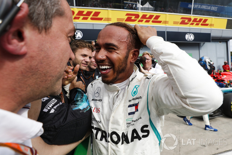 El ganador de la carrera Lewis Hamilton, Mercedes AMG F1, celebra con su equipo