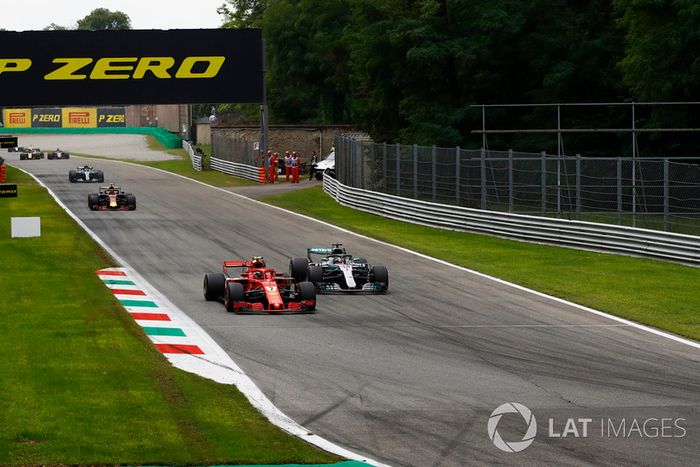 Kimi Raikkonen, Ferrari SF71H y Lewis Hamilton, Mercedes AMG F1 W09 