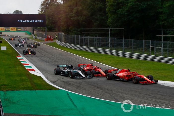 Sebastian Vettel, Ferrari SF71H y Lewis Hamilton, Mercedes AMG F1 W09 se tocan