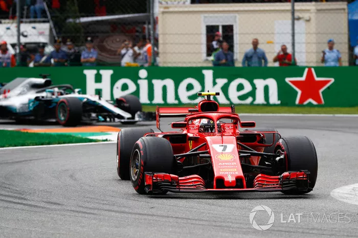 Kimi Raikkonen, Ferrari SF71H, y Lewis Hamilton, Mercedes AMG F1 W09