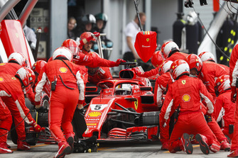 Sebastian Vettel, Ferrari SF71H, au stand