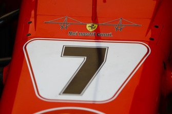 Ferrari SF71H, con l'emblema del crollo del ponte di Genova e il messaggio