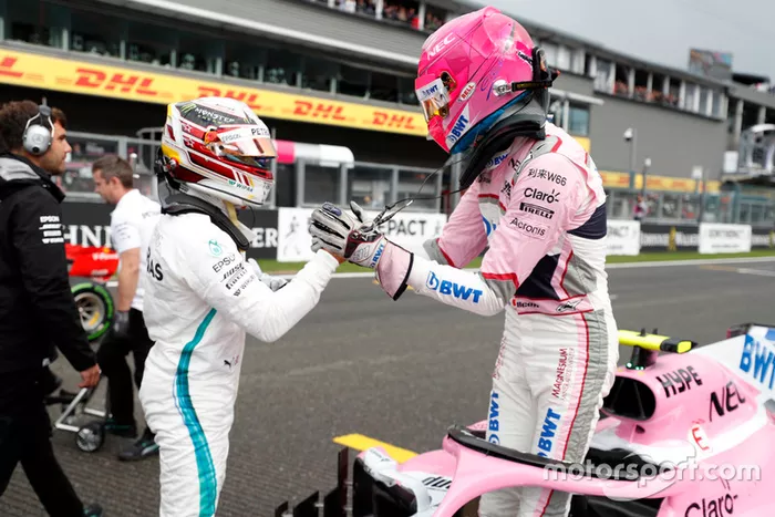 Lewis Hamilton, Mercedes AMG F1, y Esteban Ocon, Racing Point Force India VJM11
