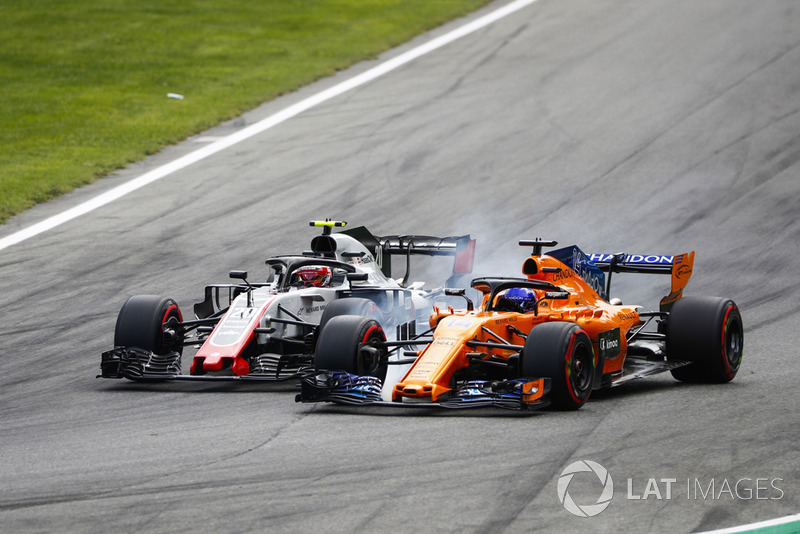 Kevin Magnussen, Haas F1 Team VF-18 lucha con Fernando Alonso, McLaren MCL33