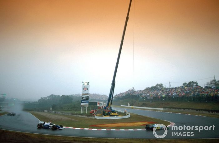 Michael Schumacher , Benetton B194 leads Damon Hill, Williams FW16