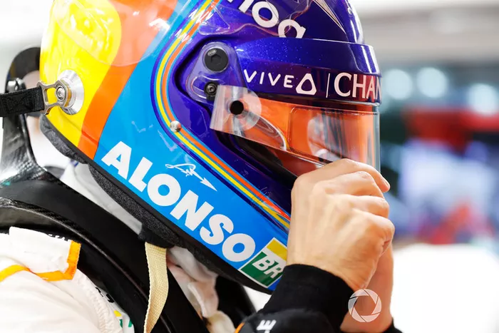 Fernando Alonso, McLaren se pone su casco en el garaje