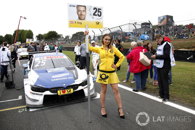 La grid girl di Philipp Eng, BMW Team RBM