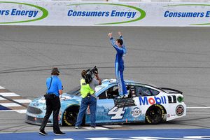 Gana Kevin Harvick, Stewart-Haas Racing, Ford Fusion Busch Light / Mobil 1