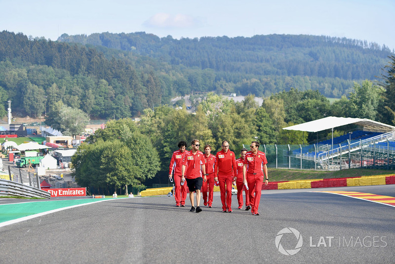 Sebastian Vettel, Ferrari, cammina lungo il circuito