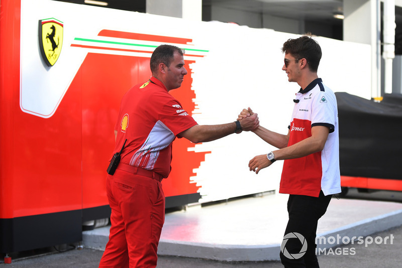 Charles Leclerc, Alfa Romeo Sauber F1 Team et un membre de Ferrari