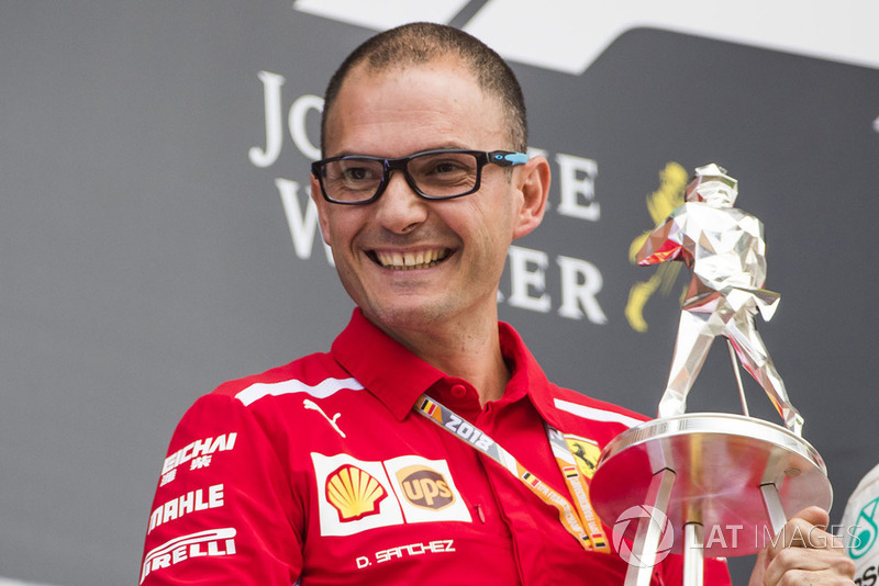 David Sanchez con un trofeo dopo una vittoria Ferrari: il francese ha dato le dimissioni dalla Scuderia