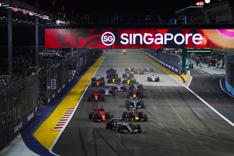 Lewis Hamilton, Mercedes AMG F1 W09 EQ Power+, devant Sebastian Vettel, Ferrari SF71H, Max Verstappen, Red Bull Racing RB14, Valtteri Bottas, Mercedes AMG F1 W09 EQ Power+, Kimi Raikkonen, Ferrari SF71H, et le reste du peloton au départ