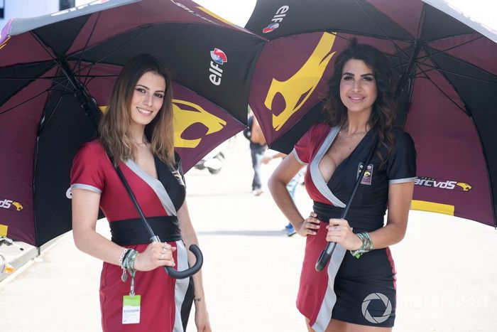 Chicas en el paddock