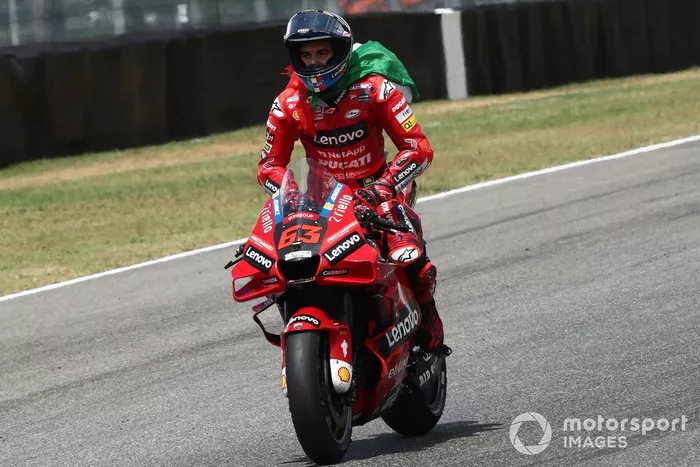 Ganador de la carrera Francesco Bagnaia, equipo Ducati