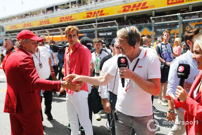 Mika Hakkinen realiza entrevistas en la parrilla 