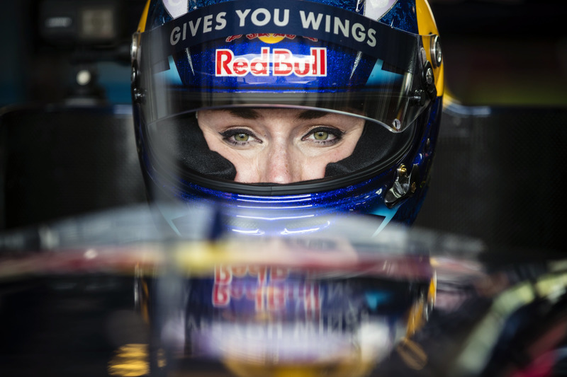 Lindsey Vonn drives Formula Renault 3.5