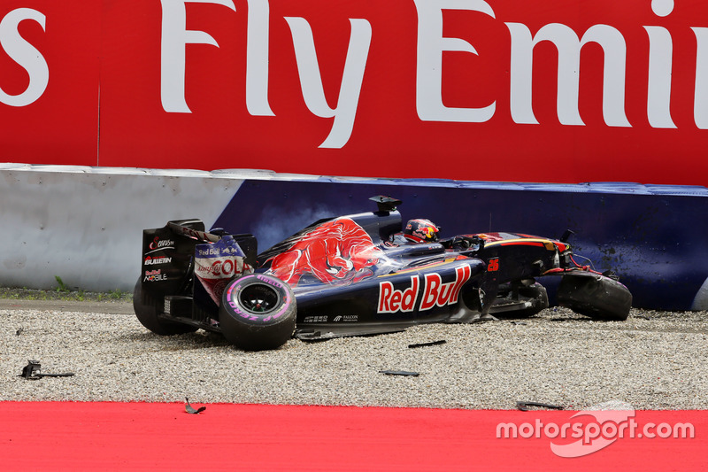 Daniil Kvyat, Scuderia Toro Rosso after a big crash