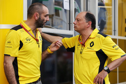 (Зліва направо): Сиріл Абітебул, керуючий директор Renault Sport F1, Фредерік Вассер, гоночний дирек