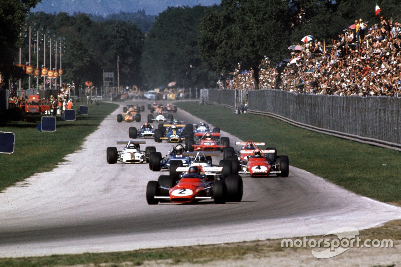 Jacky Ickx, Ferrari 312B davanti a Pedro Rodriguez, BRM, Clay Regazzoni, Ferrari 312B guida il gruppo all'ingresso della Parabolica