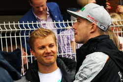 Нико Росберг, Mercedes AMG F1 и Нико Хюльекнберг, Sahara Force India F1 на параде пилотов