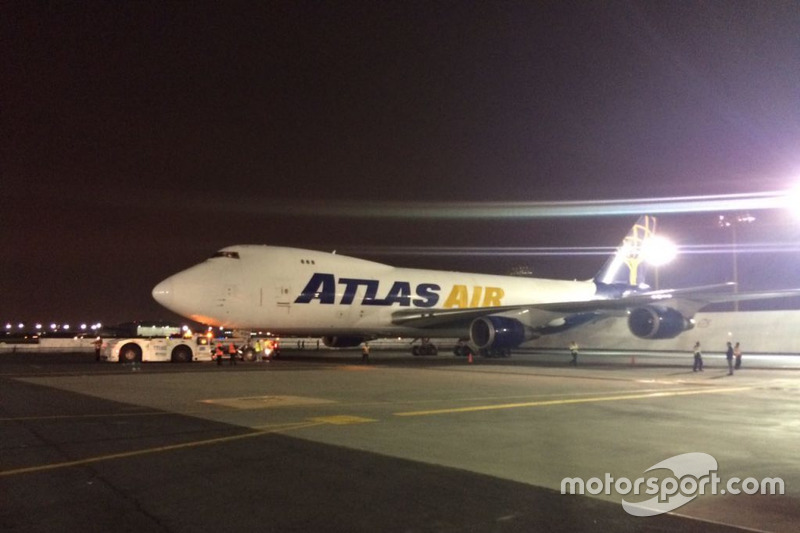 Llegada del equipo de los equipos de F1 en el Boeing 747 de Atlas Air al AICM