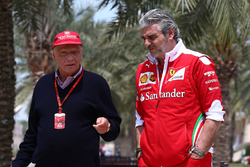 Niki Lauda, Président Non-Exécutif de Mercedes et Maurizio Arrivabene, Team Principal Ferrari